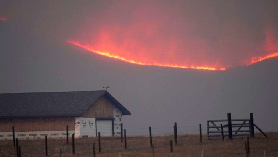 Colorado firefighters battling wildfire leave apology note after cutting fence to save home