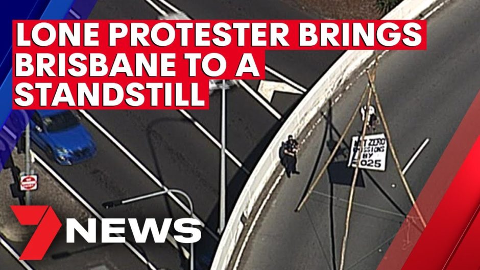 Lone protester causes Brisbane traffic chaos | 7NEWS