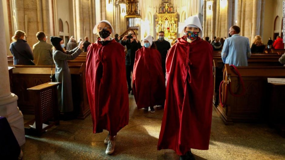 Polish women disrupt church services in protest at abortion ban