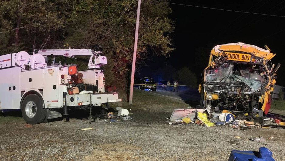 Tennessee school bus crash kills at least 2, injures 7 others