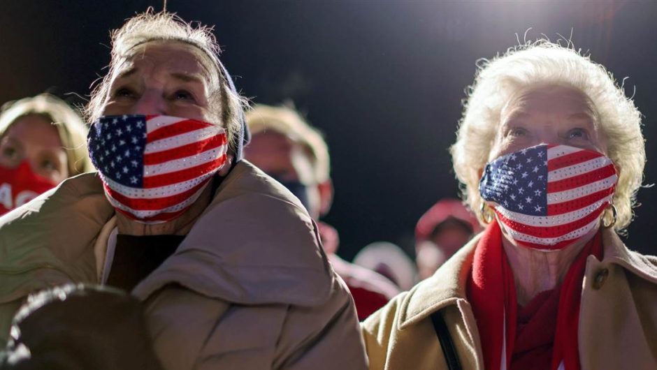 Hundreds of Trump supporters stuck on freezing cold Omaha airfield after rally