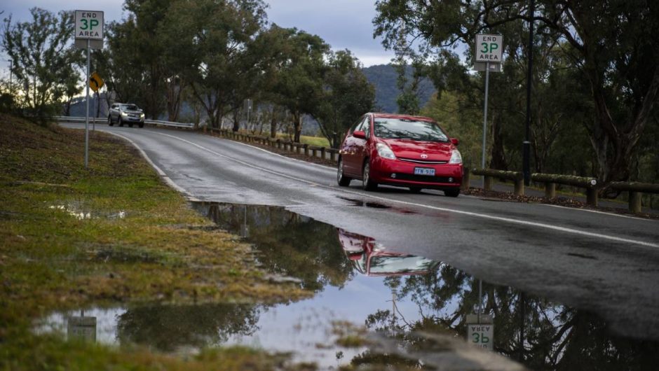 Snowy Mountain Highway closed due to tree down | The Canberra Times
