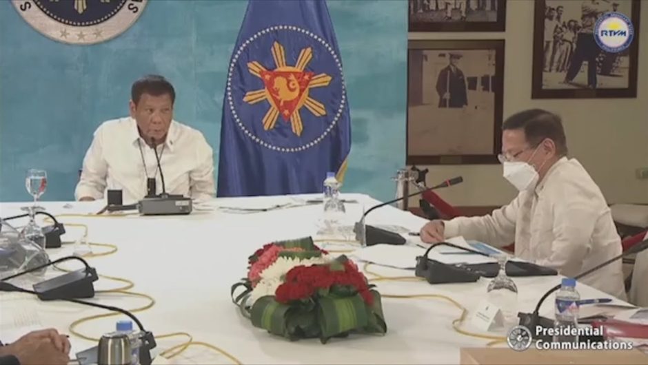 Gordon shrugs off Duterte's 'mukhang pera' remark