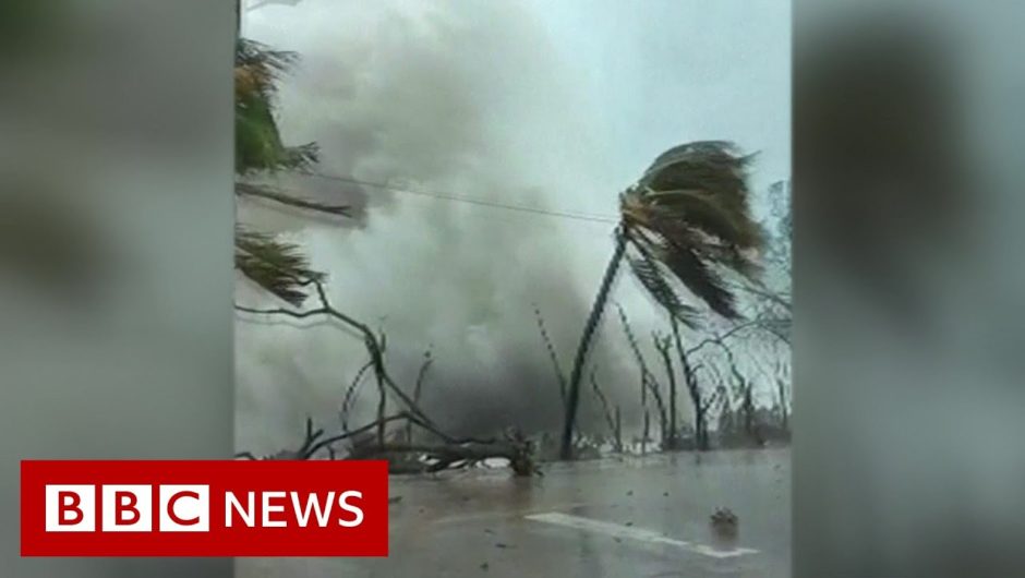 Hurricane Iota: Giant wave smashes into San Andrés shore – BBC News