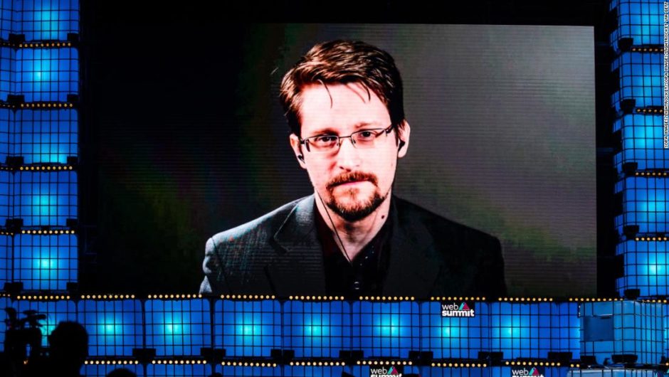 Edward Snowden says he will apply for Russian citizenship