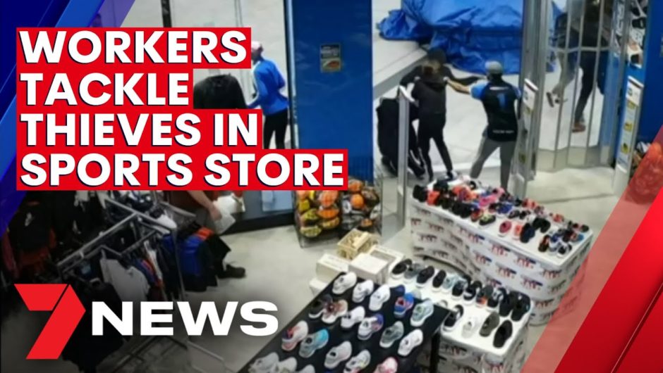 Workers tackle thieves in Melbourne sports store | 7NEWS