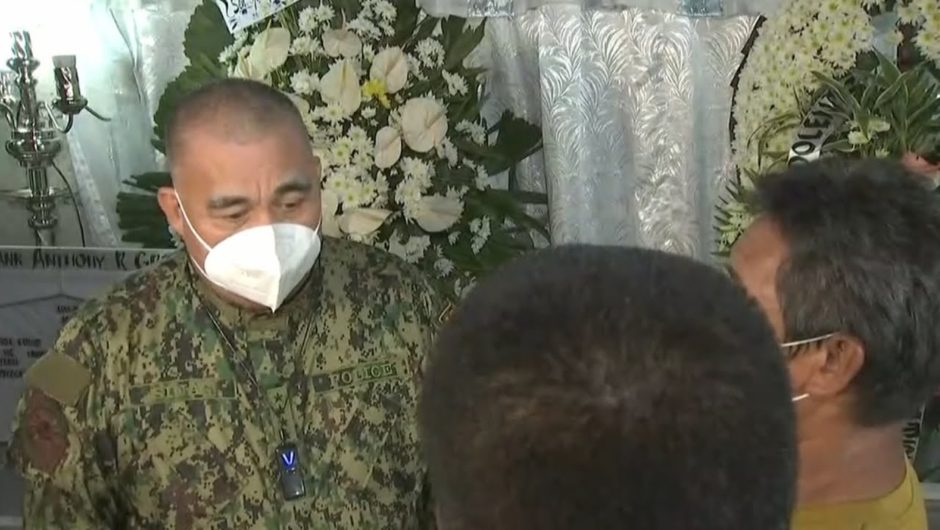 PNP chief meets with Tarlac police, visits wake of victims