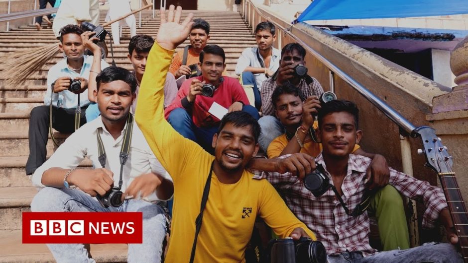 The fading trade of temple photography in India – BBC News