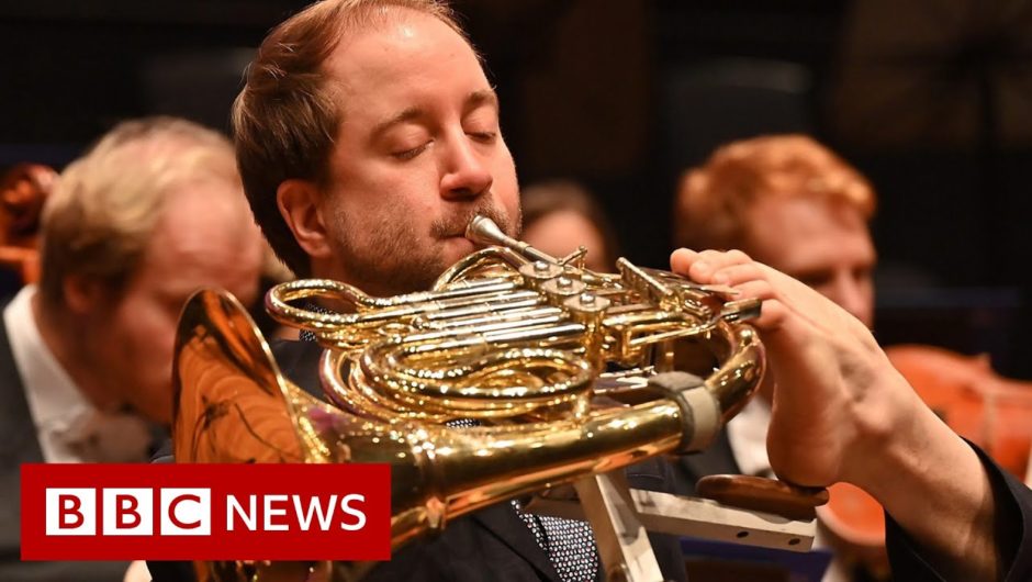 The musician who plays the French horn using his left foot – BBC News