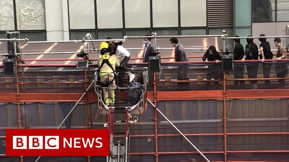 Fire at World Trade Centre in Hong Kong leaves more than 100 trapped on roof – BBC News